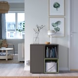Modernes Wohnzimmer mit grauem EKET-Aufbewahrungsschrank, Büchern, Lampe und Fensterblick. Hell und organisiert.