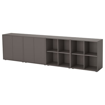 Dieses Bild zeigt einen ikea EKET Lagerraum in dunkelgrau. Es sind sowohl offene Regale als auch geschlossene Schränke für eine flexible Lagerung.