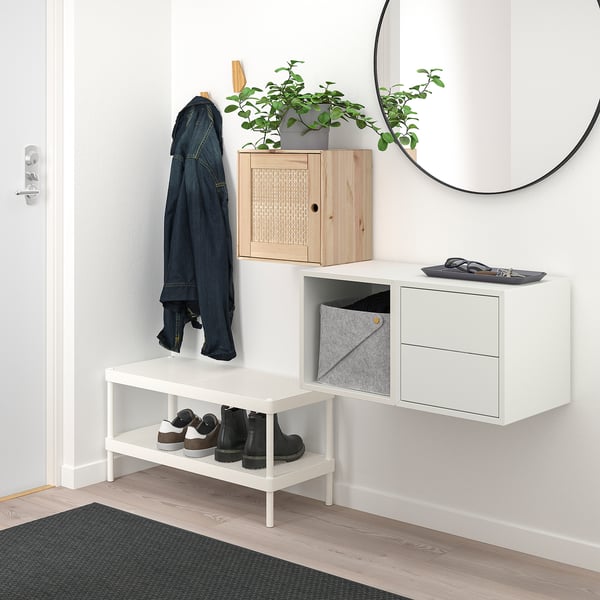 Weißer EKET-Hängeschrank mit Schrank, Schubladen und Haken. Inklusive Spiegel und Pflanze.