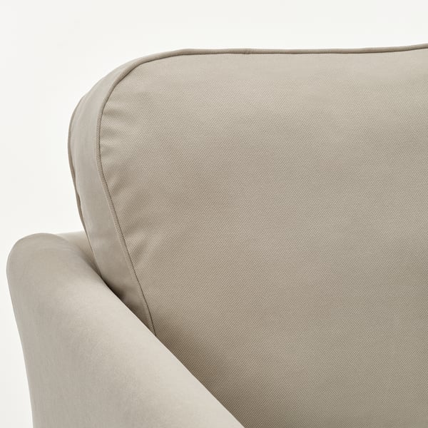 Sofa aus nächster Nähe: hochwertige beige Polsterung, glatter Stoff, weiche Polsterung, elegante Nähte.