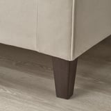 Nahaufnahme eines modernen Sofabeins, robustes Holzfinish, schlankes Design, spiegelt hochwertige Handwerkskunst wider.