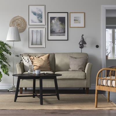 Graues EKHOLMA Sofa mit Zierkissen im gemütlichen Wohnzimmer.