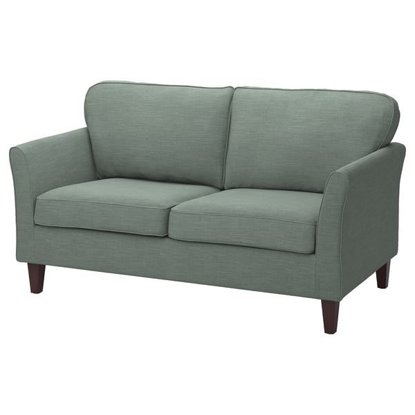 Grünes EKHOLMA 2-Sitzer-Sofa. Aufrechtes Design, weiche Kissen, Holzbeine, Stoffbezug.