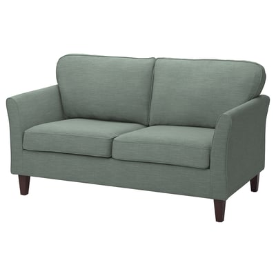 Grünes EKHOLMA 2-Sitzer-Sofa. Aufrechtes Design, weiche Kissen, Holzbeine, Stoffbezug.