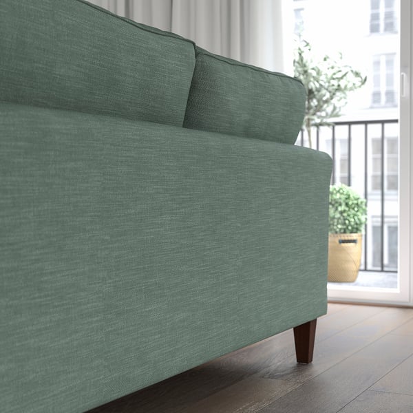 Teal EKHOLMA Sofa mit Taschenfederkern für mehr Komfort, in der Nähe eines Fensters mit Vorhängen.