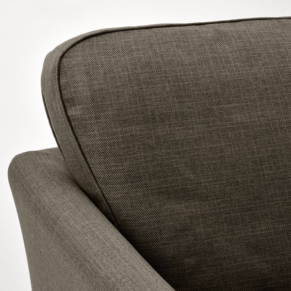Dunkelgraues Sofa, glatte Textur, gepolsterter Sitz, abgerundete Armlehnen, modernes Design.