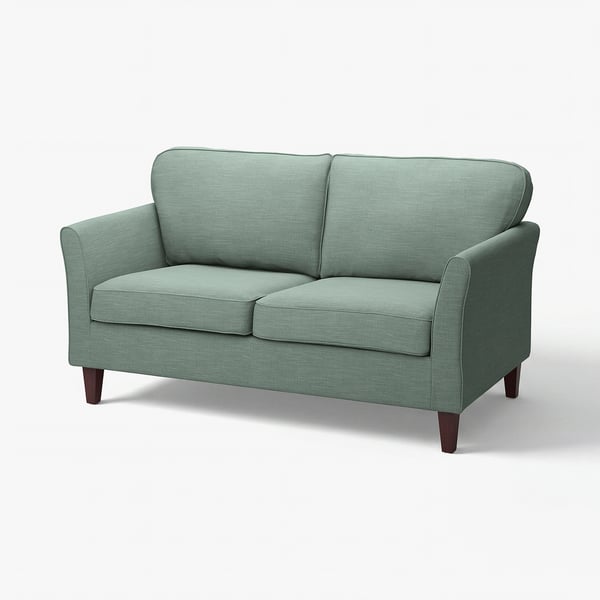 Ein grünes EKHOLMA-Zweisitzer. Es hat ein modernes, einladendes Design mit gerollten Armen und spitz zulaufenden Beinen. Der Stoff ist eine Mischung aus Baumwolle und recyceltem Polyester.