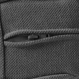 Nahaufnahme eines strukturierten Stoffes mit Reißverschluss, der Nähte und Materialdetails zeigt.