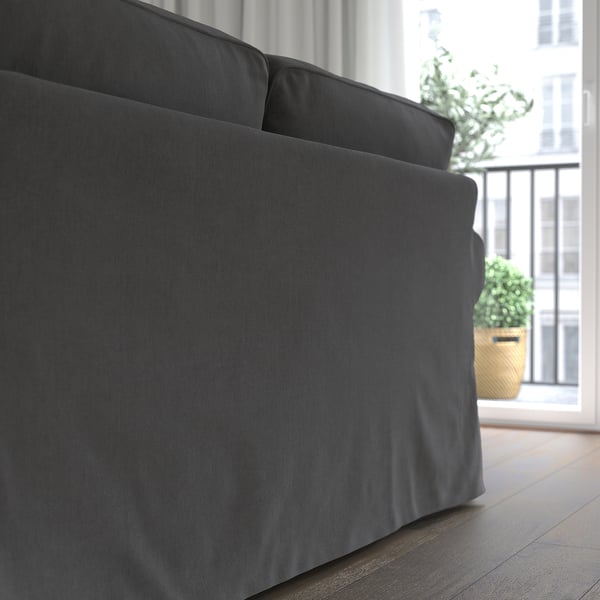 EKTORP Sofa am Fenster mit Pflanze.