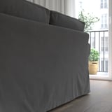 EKTORP Sofa am Fenster mit Pflanze.