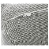 Nahaufnahme eines Stoffes mit Reißverschluss; wahrscheinlich ein Sofa- oder Kissenbezug, der Textur und Nähte zeigt.