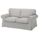 Ein EKTORP Zweisitzer, eine graue Stoffcouch mit gerollten Armlehnen und einem zeitlosen Design.