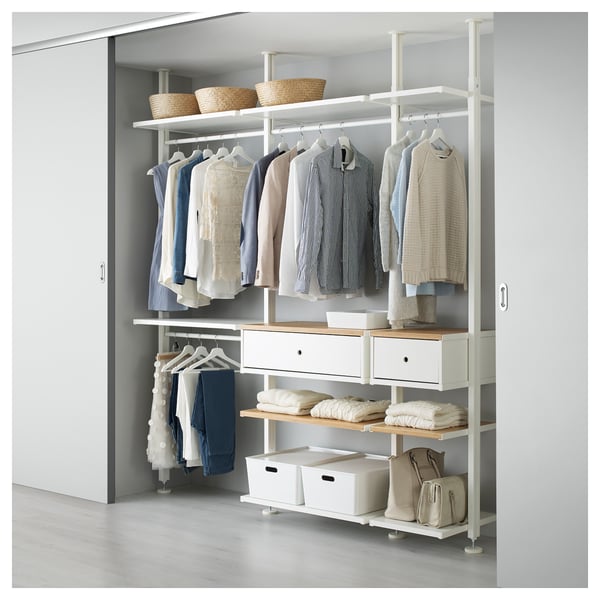 Ein weißer ELVARLI-Aufbewahrungsschrank mit Regalen und Schubladen. Es gibt haferflockenfarbene Kleidung und Accessoires, die einen sauberen und organisierten Look betonen.