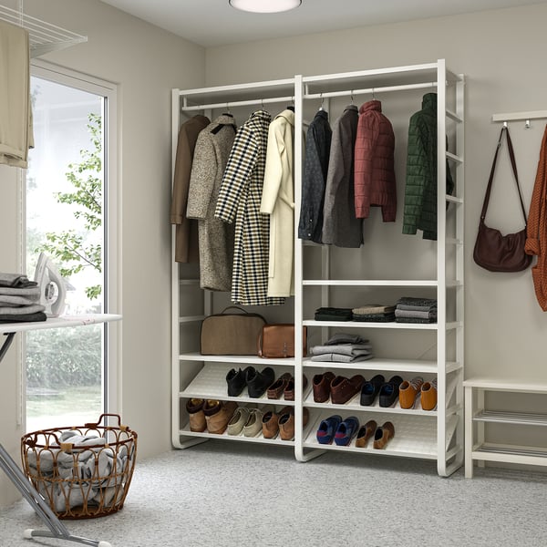 ELVARLI weißer Schrank mit Regalen, Kleiderbügeln und Schuhregalen. Öffnen Sie Display, Korb und Fenster.