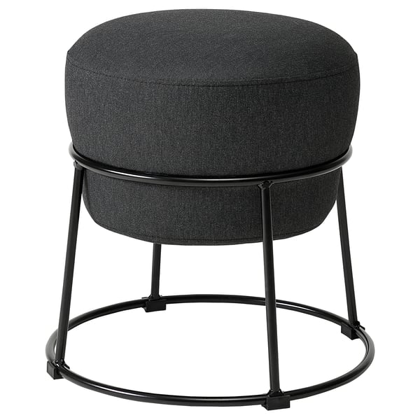 Eleganter schwarzer EMMISLÖV Pouf mit schlankem Metallgestell und weichem grauem Stoff, runde Form, moderner Stil.