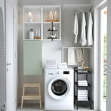 Moderne Wäscherei mit ENHET-Stauraum. Glastüren, Waschmaschine, Hocker.