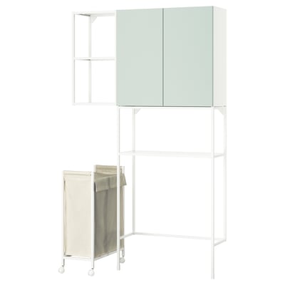 Ein weißer ENHET-Wäscheschrank mit grünen Türen, offenen Regalen und einem hängenden Wäschesack.