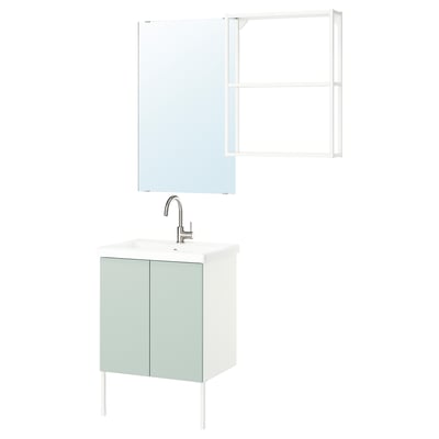 ENHET Badezimmer-Set: salbeigrüner Schrank, weißes Waschbecken, verchromte Armatur, Spiegel, Wandregal.