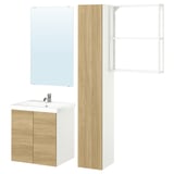 Moderne Badezimmereinrichtung: Serie ENHET mit hellem Holz und weißem Waschtisch, Hochschrank, offenem Regal und rechteckigem Spiegel.