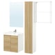 Option: Moderne Badezimmereinrichtung: Serie ENHET mit hellem Holz und weißem Waschtisch, Hochschrank, offenem Regal und rechteckigem Spiegel.