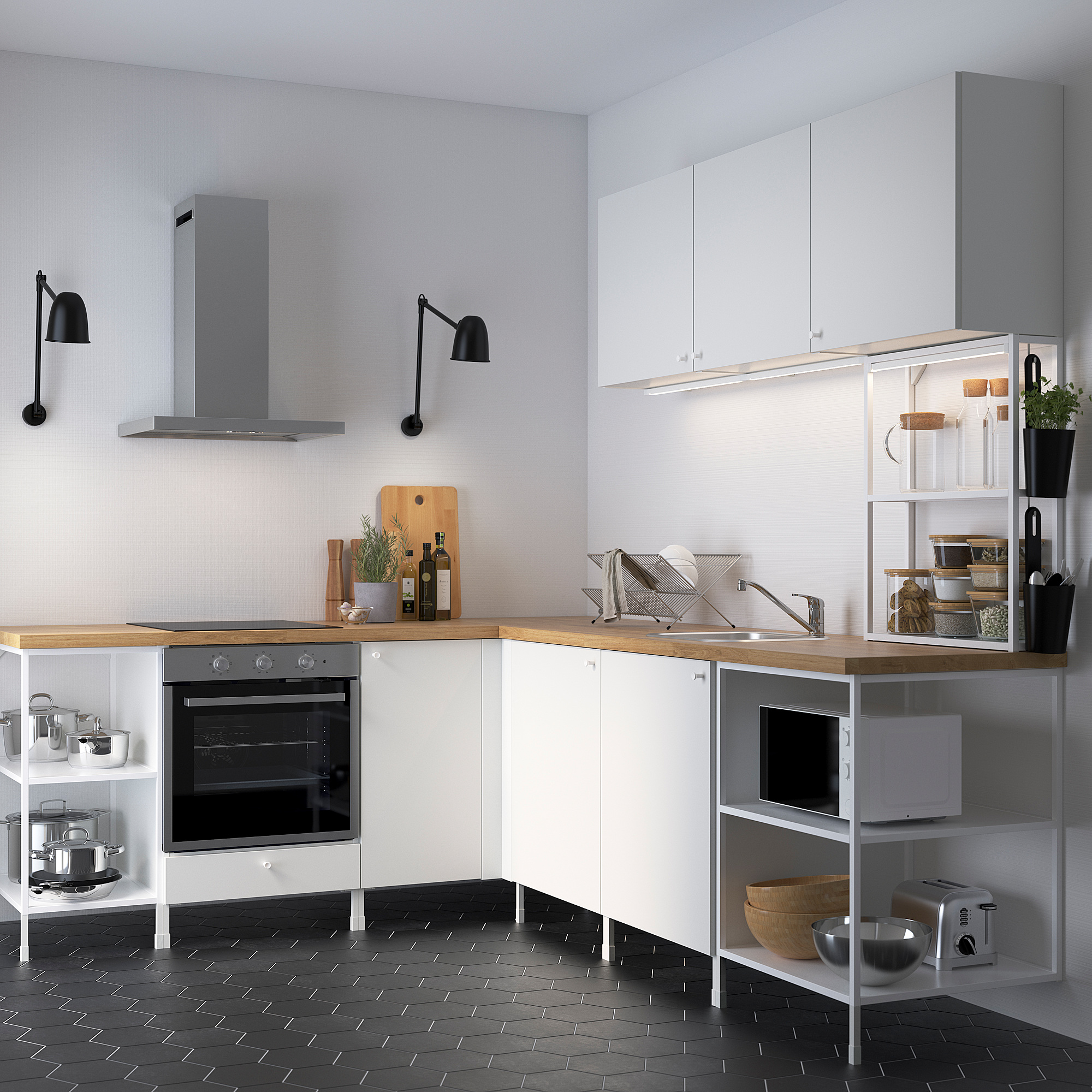 Moderne weiße Küche: ENHET-Schränke, Backofen, Spüle, Edelstahl, Holzarbeitsplatten, schwarze Akzente, effiziente Aufbewahrung.