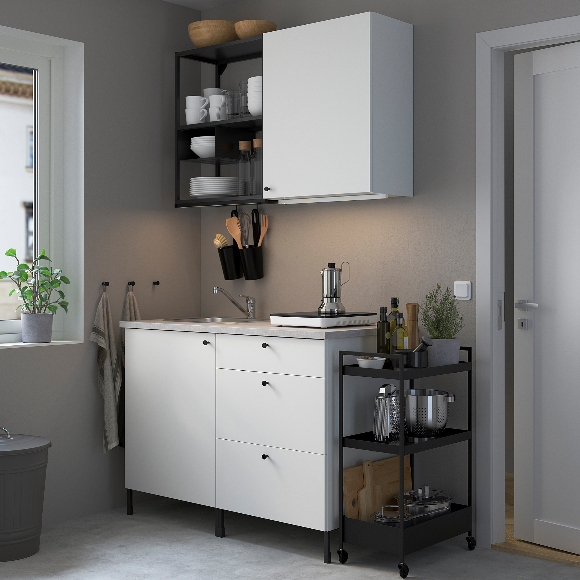 Moderne kompakte Küche: weiße ENHET-Schränke mit Spüle und offenen Regalen. Sitzt unter einem Wandschrank.