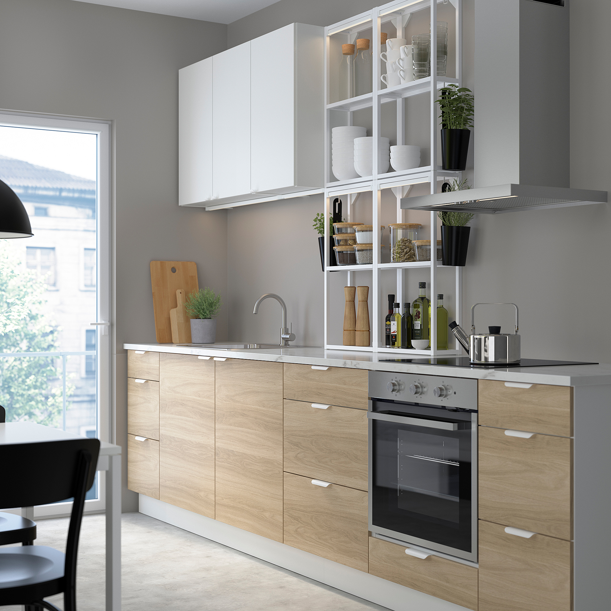 Moderne Küche mit hellen Holzschränken, weißen Regalen, Edelstahlgeräten und einem großen Fenster.