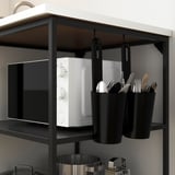 Modernes Küchenregal mit Mikrowelle und hängenden Utensilienhaltern.