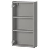 Ein grauer ENHET-Wandschrank mit drei offenen Regalen aus Spanplatten und Folie in einem modernen, minimalistischen Design.