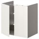 Ein weißer Badezimmerschrank von IKEA ENHET mit einer offenen Tür, die den Blick auf die Regale freigibt.
