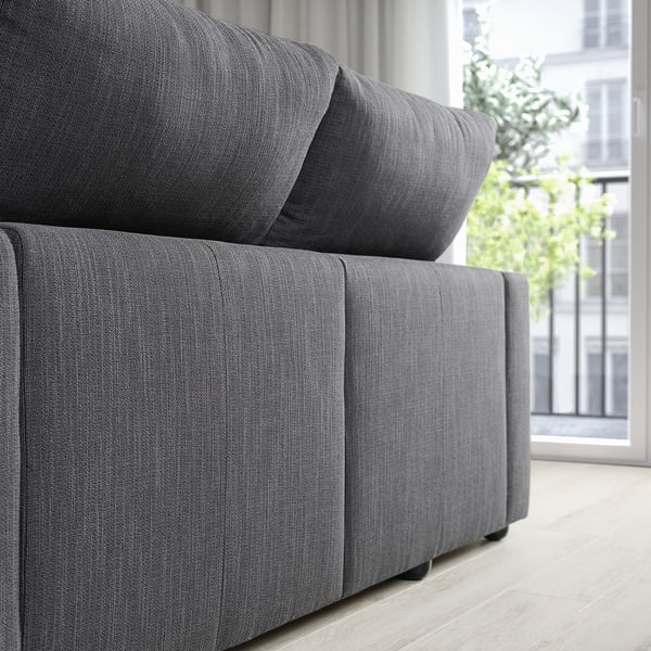 Ein modernes graues ESKILSTUNA Sofa. Es ist groß und plüschig und für Komfort und Entspannung konzipiert. Volk.