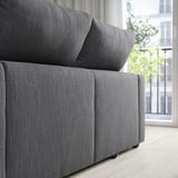 Ein modernes graues ESKILSTUNA Sofa. Es ist groß und plüschig und für Komfort und Entspannung konzipiert. Volk.