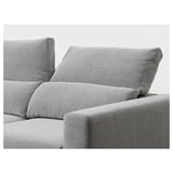 Ein modernes, bequemes Sofa mit verstellbaren Kopfstützen und Chaiselongue, bezogen mit hellgrauem Stoff.