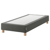 Ein graues ESPEVÄR-Polsterbettgestell mit Holzbeinen, das für einen sauberen, modernen Look sorgt.