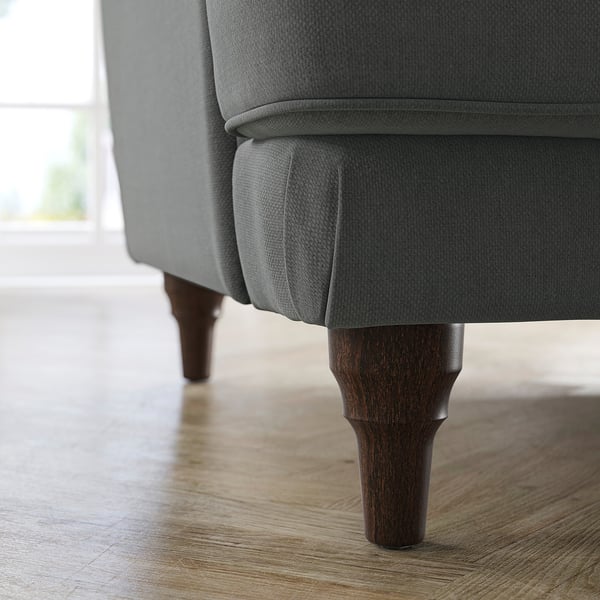 Graue ESSEBODA-Sofas aus nächster Nähe, mit weichen Polstern und schlanken Holzbeinen.