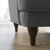Graue ESSEBODA-Sofas aus nächster Nähe, mit weichen Polstern und schlanken Holzbeinen.