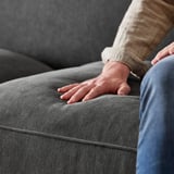 Handauflagen auf ESSEBODA Sofa, grau, weicher Stoff.