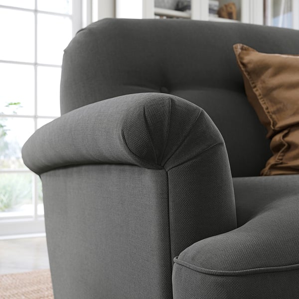 Modernes, graues, geschwungenes Sofa mit dunkelbraunem Kissen, weichem Chenille-Stoff, tiefen Sitzen, hoher Rückenlehne und elegantem Design.