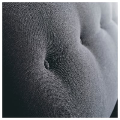 Nahaufnahme der ESSEBODA-Sofas aus grauem Stoff mit weichen, strukturierten Details mit Knopf.