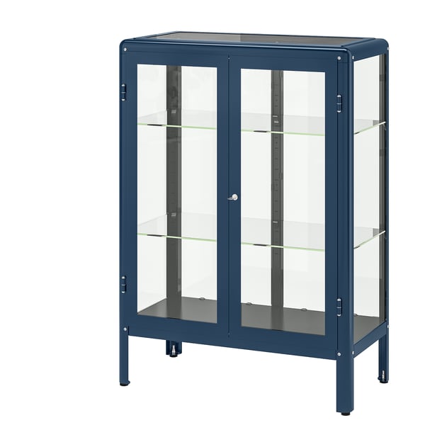 Ein blauer FABRIKÖR-Schrank mit Glastüren. Er hat Metallbeine und verstellbare Regale zur Aufbewahrung.