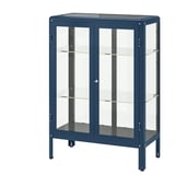 Ein blauer FABRIKÖR-Schrank mit Glastüren. Er hat Metallbeine und verstellbare Regale zur Aufbewahrung.