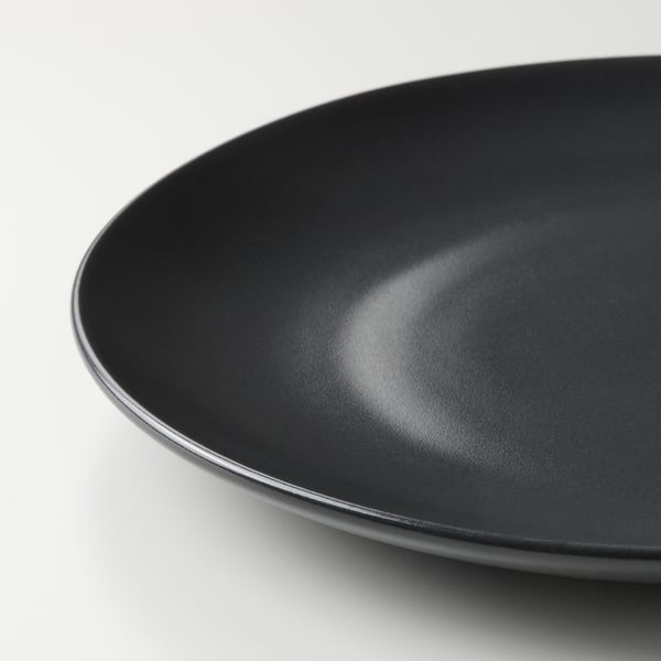 Schlanke Schale aus schwarzem Steinzeug mit glattem, glänzendem Innenraum und einfachem Rand.