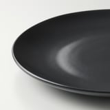 Schlanke Schale aus schwarzem Steinzeug mit glattem, glänzendem Innenraum und einfachem Rand.