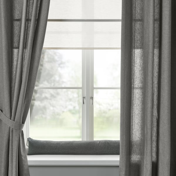 Modernes Fenster mit grauen Vorhängen und Kissen; Minimalistisches Design.