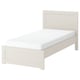 Cremefarbenes FÅGELFJÄLLET-Bett mit flachen Latten, klassisches Design, Faserplatte und Kiefernholz, rechteckig.