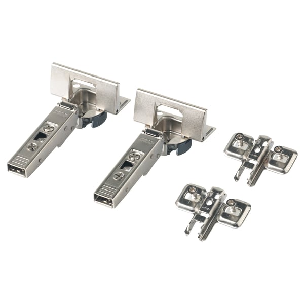 Silberne FAKTUM-Schnappscharniere, die für Schranktüren verwendet werden. Sie sind aus Metall, verstellbar und für eine einfache Montage und Entfernung der Tür ausgelegt.