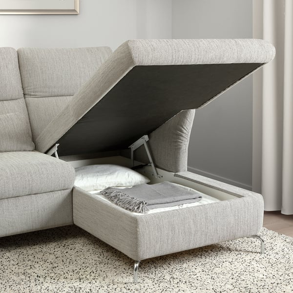 Modernes Sofa mit verstellbaren Kopfstützen, das Komfort und vielseitige Nutzung bietet; Darunter öffnet sich Stauraum für zusätzliche Gegenstände.
