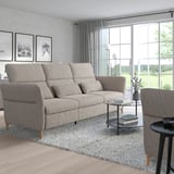 Modernes Wohnzimmer mit FAMMARP-Sofa, Couchtisch und Fenster.