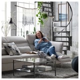 Frau auf FAMMARP Sofa mit Telefon, mit industriellem Dekor.