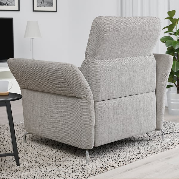 Hellgrauer FAMMARP-Relaxsessel im modernen Wohnzimmer mit Beistelltisch und Lampe.
